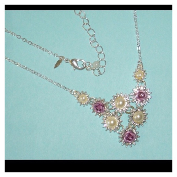 😎Pearlesque Rose burst Necklace - Picture 3 of 4